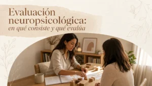 Evaluación neuropsicológica realizada por una profesional a una persona adulta en un consultorio cálido